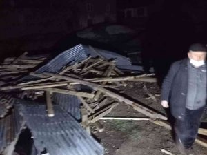 Bayburt’ta fırtına çatıları uçurdu