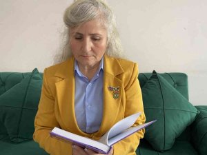 Azeri yazar, şehitler için yazdığı 28 kitabı il il gezerek kütüphanelere bırakıyor