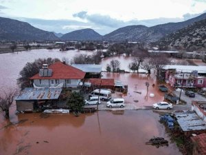 Sel suları mahalleyi gölete çevirdi
