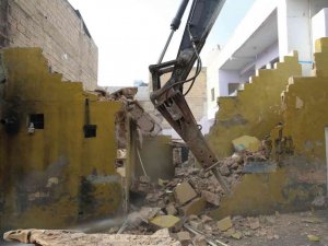 Haliliye’de riskli ve metruk yapıları yıkıyor