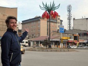 Yüksekovalı çocuklardan İsviçreli turiste İngilizce tanıtım