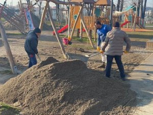 Çocuk parkurlarına sık sık bakım yapılıyor