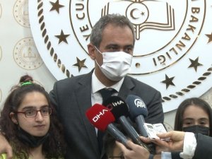Bakan Özer’den resim yarışmasında dereceye giren öğrenciyle esprili diyalog