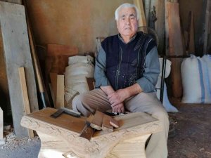 20 yıldır gönüllü olarak camilerin ahşap işini yapıyor