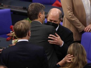 Almanya Federal Meclisi’nde yapılan oylamada Sosyal Demokrat Parti Milletvekili ve Maliye Bakanı Olaf Scholz, başbakan seçildi.