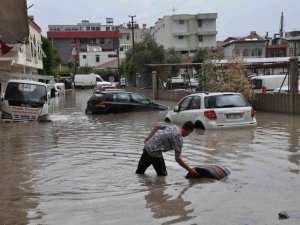 Silifke’de yağışlar sele neden oldu, araçlar sulara kapıldı