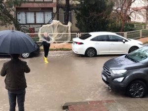 Göle dönen yollarda ağ atıp balık tutmaya çalıştı