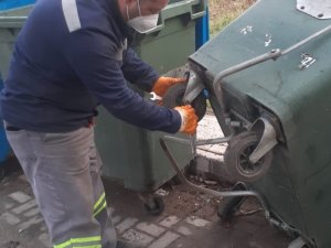 İzmit Belediyesi’nden konteyner mesaisi