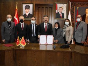 Eşinin vasiyetini yerine getirdi; 3,5 milyon lira bağışta bulundu