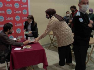 Serdar Tuncer’in imza standına yoğun ilgi