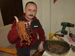 Manyetik kumdan yaptığı tespihleri yurt içi ve yurt ve dışında satıyor