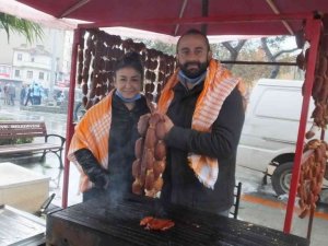 Burhaniye’de develerden önce sucukları geldi