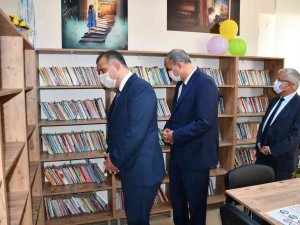 Bu kütüphanelerin mobilyaları öğrencilerden, dekorasyonu öğretmenlerden