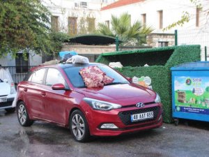 Mahallelinin yasak parka tepkisi: Saatlerce kaldırılmayan otomobilin üzerini çöplüğe çevirdiler