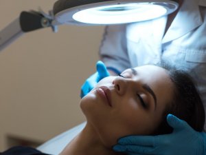 Bu yöntem ameliyata gerek kalmadan cildi gençleştiriyor