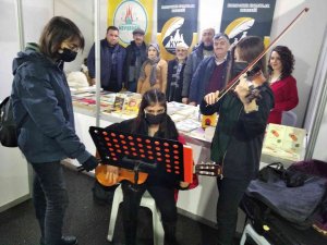 Kitap fuarında müzik dinletisi