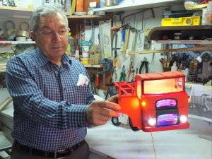 Kamyon ve otobüslere olan tutkusunu maketlere yansıttı