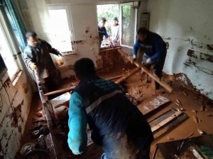 Marmaris’te selden zarar gören evlerde temizlik çalışması devam ediyor