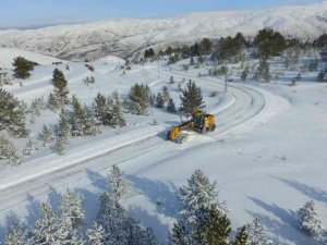 Erzincan’da kar ve tipiden kapanan 31 köy yolu ulaşıma açıldı