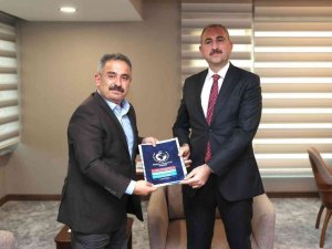 AYD Başkanı Burhan, Bakan Gül’e internet yasasıyla ilgili dosya sundu