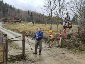 Doğada nadir görülen reishi mantarını bulmanın sevincini yaşadı