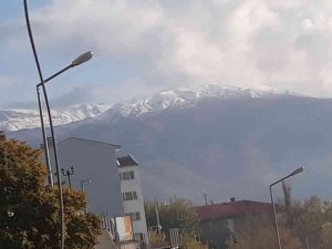 Kulp’un dağlarına mevsimin ilk karı yağdı