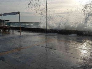 Tekirdağ’da şiddetli lodos: Dev dalgalar sahile akıyor