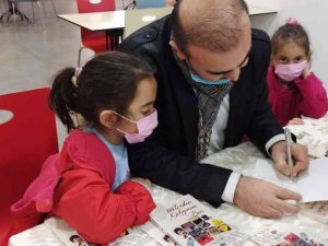Sevimli ikizleriyle kitaplarını imzaladı