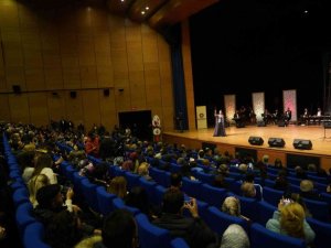 Melihat Gülses kulakların pasını sildi