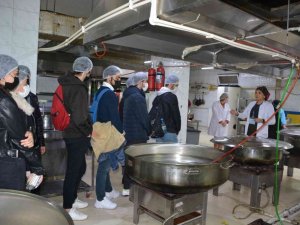 Öğrenciler yedikleri yemeklerin nasıl piştiğini gördü