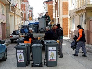 İnegöl’de her binaya çöp konteyneri dağıtılıyor