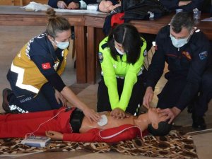 Gediz’de itfaiye ve trafik personeline ilk yardım eğitimi