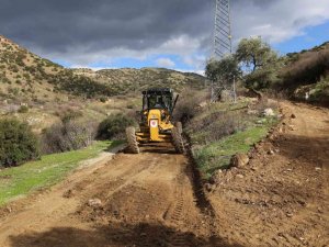 Efeler’den yağışlarla zarar gören yollara yoğun mesai