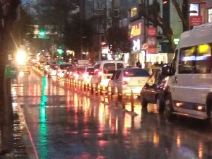 Bandırma’da on beş dakikalık kuvvetli yağış hayatı felç etti