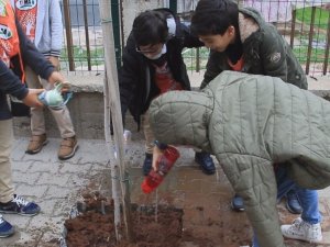 Fidanları toprakla buluşturan çocuklar, can suyunu suluklarıyla verdi