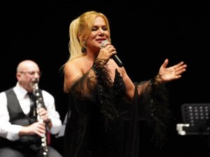 Sanatçısı Ayfer Er Bilecik’te sahne aldı