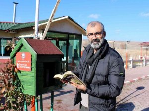 Göl manzaralı seyyar kütüphane