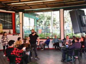 Sanattan kazandıklarını, sosyal sorumluluklara harcıyor