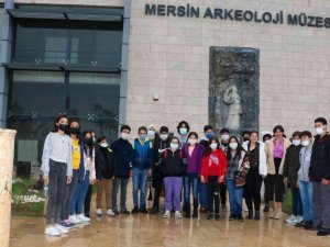 Mersin Büyükşehir Belediyesi’nin Kent Turu Projesiyle öğrenciler sanatla buluştu