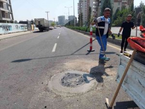 DİSKİ yerinden çıkarılan rögar kapaklarının yerine yenisini bırakıyor