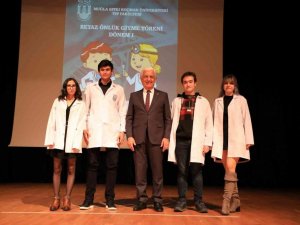 Doktor Başkan, geleceğin hekimlerine beyaz önlük giydirdi