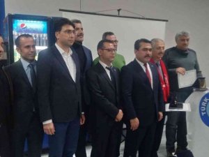 Görevini öğrencisine teslim etti