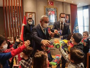 Anaokulu öğrencilerini makamında ağırladı, oyuncak hediye etti