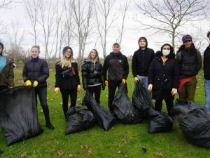 Çevreci öğrencilerden Gazmihal Köprüsü’nde temizlik