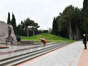 Azerbaycan’ın ulusal lideri Haydar Aliyev vefatının 18. yılında Bakü’de anıldı