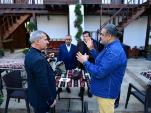 Başkan Çınar, sanatçıları tarihi konakta ağırladı