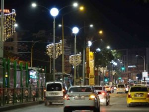 Atatürk Bulvarı ışıklandırıldı