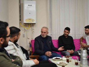 Keskin, üniversite öğrencisi gençlerin evine misafir oldu