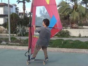 Fırtınayı fırsat bilip denizde değil karada sörf yaptı