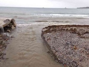Simsiyah akan derenin Marmara’ya aktığı anlar görüntülendi
